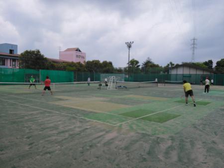 テニスをしている庭球場の写真
